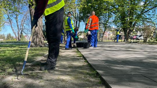 Osadzeni biorą miotły w dłonie i sprzątają. Na początek Park Miejski