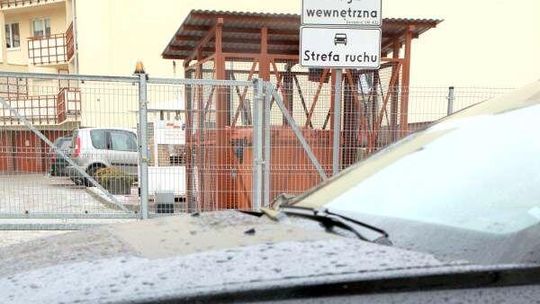 Osiedle AZS: Parkują na chodnikach, zastawiają bramy