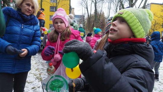Osiedlowa wigilia wokół fontanny pod świerkiem (zdjęcia)
