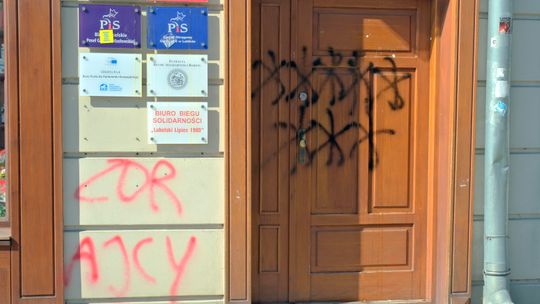 Osiem gwiazdek przy wejściu do biur PiS. Wandal zatrzymany, grozi mu 8 lat za kratkami