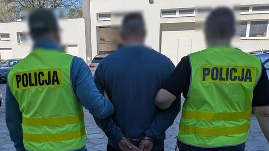 Osiem listów gończych i czerwona nota Interpolu