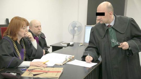 Oskarżony adwokat znowu nie dotarł do sądu. Wezwanie doręczą mu policjanci