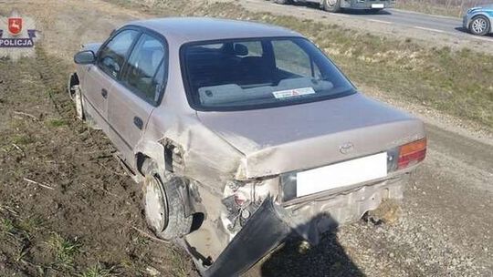 Oślepiło go słońce, wjechał do rowu. Ale i tak miał dużo szczęścia