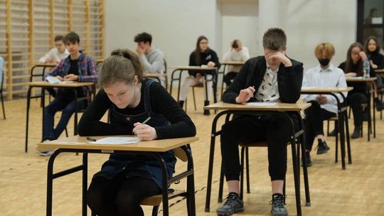 Ośmoklasiści piszą egzamin na próbę. Dzisiaj język polski [zdjęcia, arkusz i odpowiedzi]