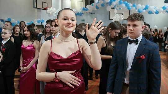 Ósmoklasiści też tańczą poloneza. Bal w Szkole Podstawowej nr 23 im. Olimpijczyków Polskich 