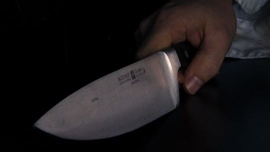 Osmolice. Brat rzucił się z nożem na brata, a poszło o obowiązki domowe