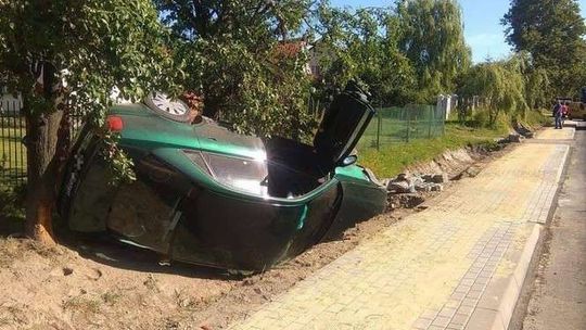 Osmolice Pierwsze. Po wypadku oba samochody wpadły do rowu