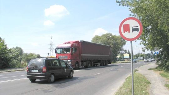 Osobowe na lewo, ciężarowe na prawo. W Chełmie tiry pojadą tylko pasem z wybojami