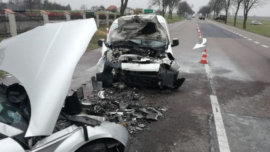 Osobówka wyprzedzała ciężarówkę. Zderzyła się czołowo z jadącym z naprzeciwka samochodem