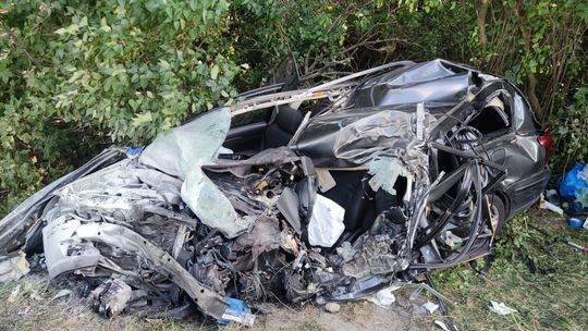 Osobówka zderzyła się z tirem. Jedna osoba nie żyje