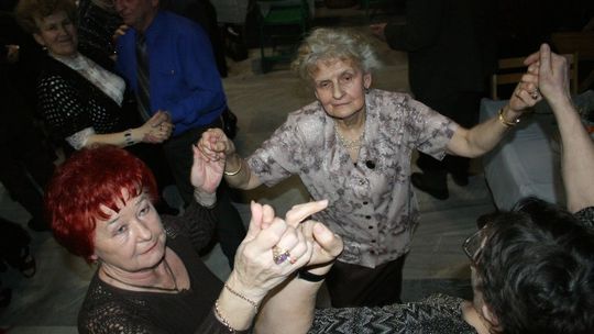 Osoby 70 plus od soboty nie powinny wychodzić z domu. To zalecenie czy nakaz?