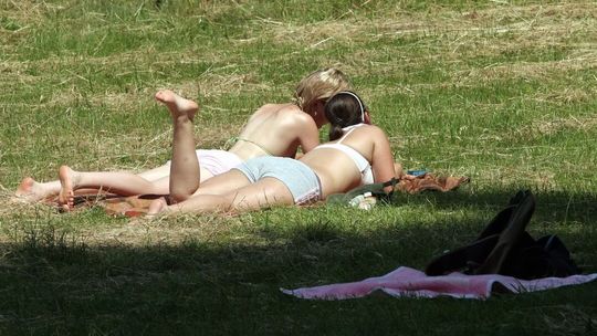 Osoby po COVID-19 i zaszczepione powinny ostrożnie korzystać ze słońca