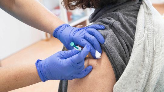 Osoby zaszczepione nadal mogą przenosić wariant Delta koronawirusa? Takie są wyniki badań