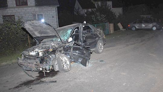 Osowno: staranował zaparkowany samochód. Trzy osoby ranne