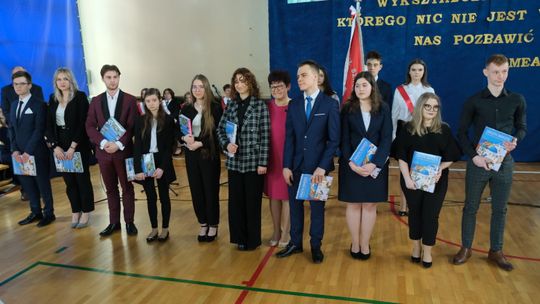 Ostatnie dni przed maturą 2022. Absolwenci z Podwala odebrali świadectwa i nagrody