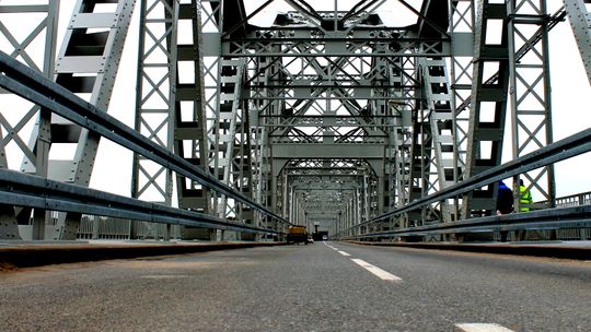 Ostatnie prace na starym moście, wandale dali już o sobie znać [zdjęcia]