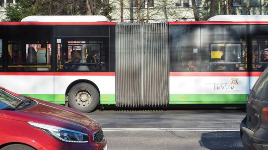 Ostre cięcia w rozkładach jazdy. Autobusy i trolejbusy będą kursować rzadziej