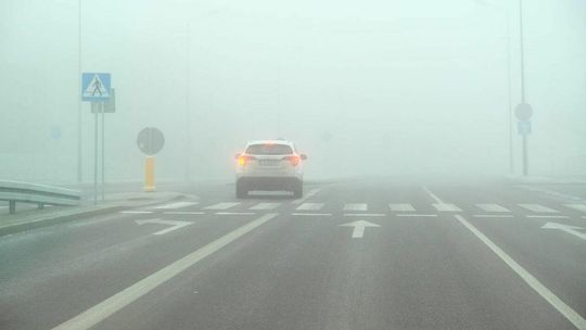 Ostrzeżenie IMGW dla kierowców i pieszych. Gęsta mgła w trzech powiatach w Lubelskiem