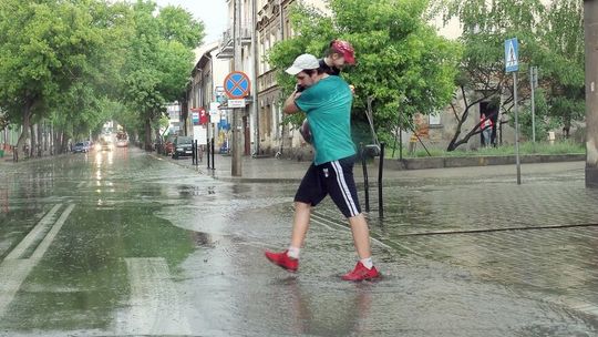 Ostrzeżenie IMGW. Opady deszczu z burzami, lokalnie grad. Możliwe podtopienia