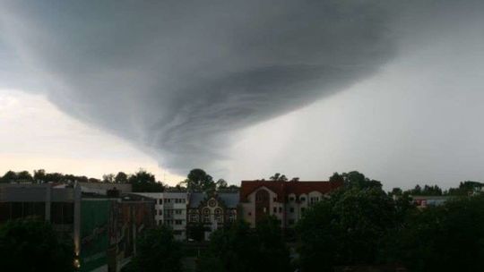 Ostrzeżenie RCB dla lubelskiego. Burze a nawet trąby powietrzne