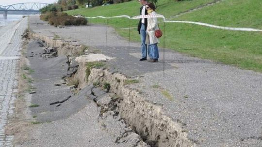 Osunął się fragment Bulwaru Filadelfijskiego w Toruniu