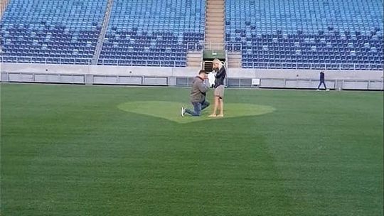 Oświadczyny na Arenie Lublin. Były łzy szczęścia, kolacja i pokaz sztucznych ogni [wideo]