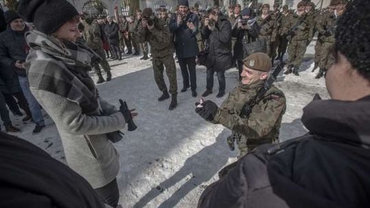 Oświadczyny podczas przysięgi terytorialsów w Lubartowie [zdjęcia]