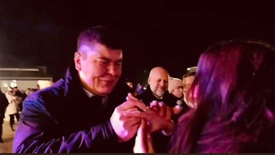 Oświadczyny w sylwestrową noc. Wybranka burmistrza powiedziała "tak"