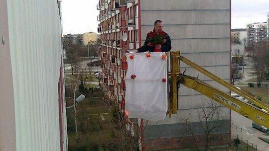 Oświadczyny z podnośnika na wysokości czwartego piętra (zdjęcia)