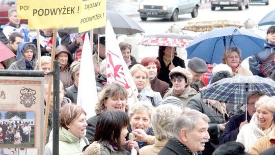 Oświata: Podwyżki będą, ale za pół roku