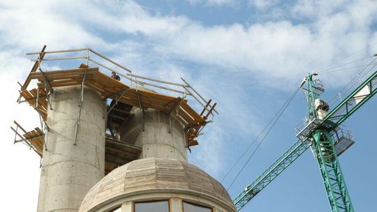 Oświetlą krzyż kościoła. Żeby piloci widzieli