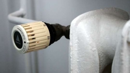 Oszczędzał na ogrzewaniu, musi zapłacić więcej