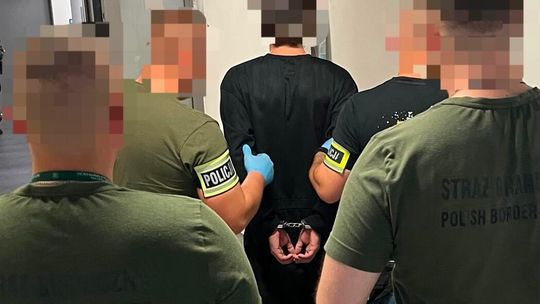 Oszukał mieszkankę Kraśnika metodą „na policjanta”. 21-latek zatrzymany na lotnisku