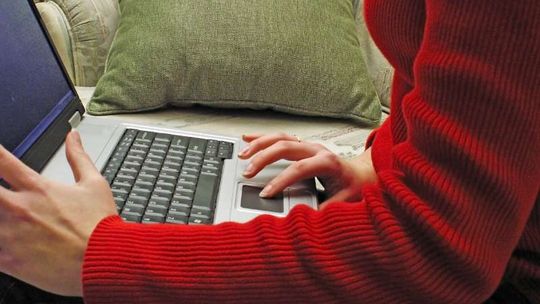 Oszukała w Internecie 100 klientów na 100 tys. złotych