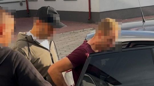 Oszukiwał, groził i ukrył amunicję. Usłyszał 10 zarzutów