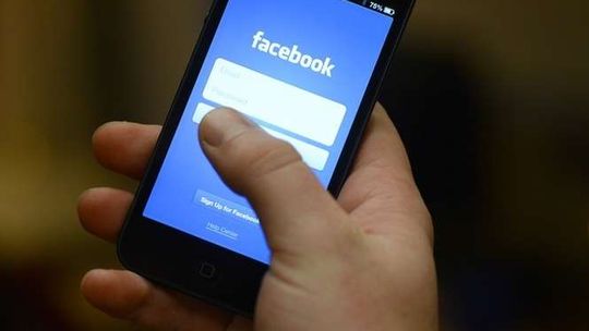 Oszuści na Facebooku. Włamali się na konto młodej kobiety, prawie wyłudzili pieniądze