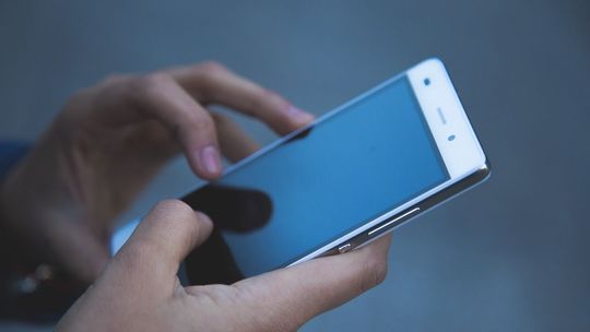 Oszuści przejmują konta na portalach społecznościowych. Ofiar coraz więcej