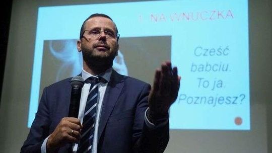 Oszuści wyłudzają pieniądze nawet "na Dziewulskiego". Jak się nie dać nabrać?