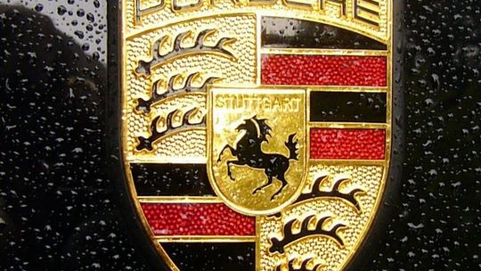 Oszuści wyłudzili miliony złotych i dwa porsche