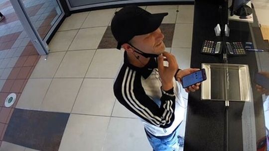 Oszust musiał odsłonić maseczkę. Kto go rozpoznaje?