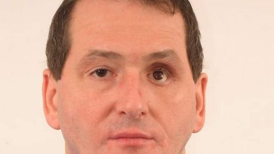 Oszust z protezą oka wyłudza na urzędnika