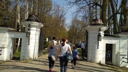 Otwarta brama do stadniny koni. Można wejść za 3 złote 