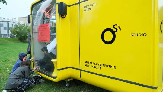 Otwarte Studio Antyfaszystowskie - żółty kiosk przed Galerią Labirynt