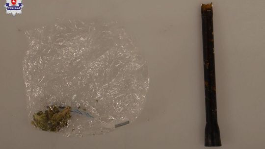 Otworzyli drzwi, a za nimi dzielnicowi. Poczuli specyficzny zapach