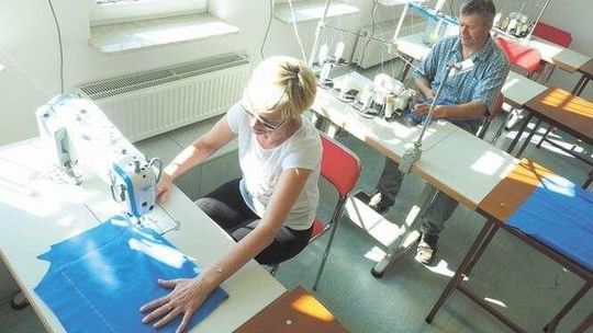 Otworzyli szwalnię w budynku zakładu karnego. Więźniowie będą szyć dla innych więźniów