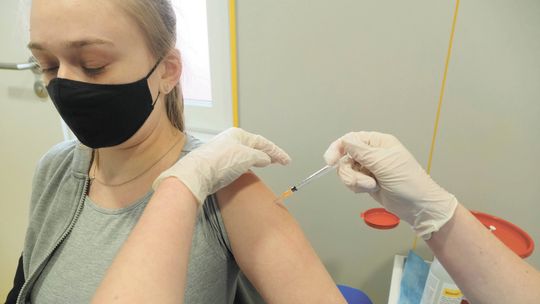 Ozdrowieńców zaszczepią szybciej i jest pytanie, czy to dobrze?