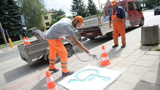 Oznaczenia na przystankach w Świdniku. Pomagają czy stygmatyzują?