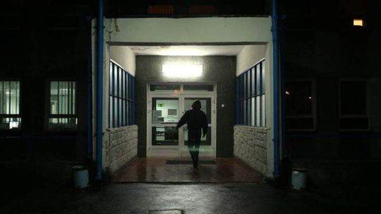 Pacjenci czekali całą noc w poczekalni do poradni. Na darmo