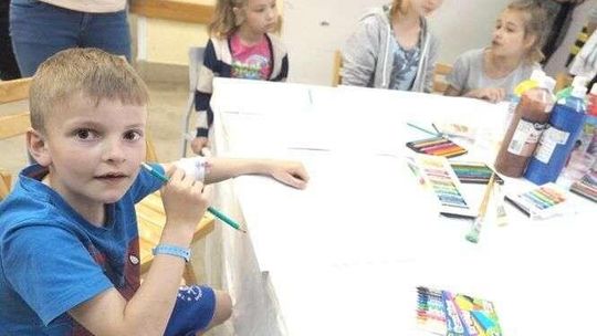 Pacjenci szpitala dziecięgo z farbami myśleli o łące