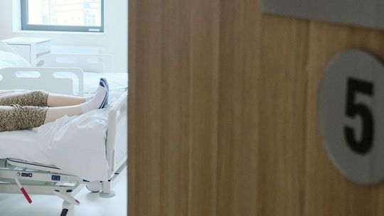 Pacjent skarży się na wysoką temperaturę. Dyrektor: "Tak jest w całym szpitalu, na salach chorych również"